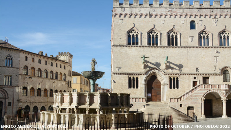 Perugia Piazza IV Novembre / ricami nella pietra