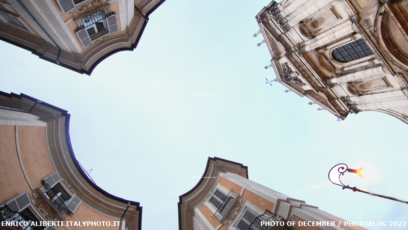 Roma Piazza di Sant'Ignazio / piazza barocca proiettata nel cielo